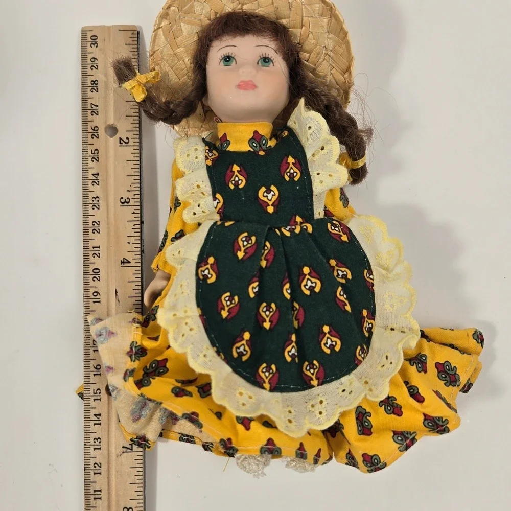 Les Poupees de Mado Porcelain Doll Articulated Yellow Floral Dress Straw Hat Box